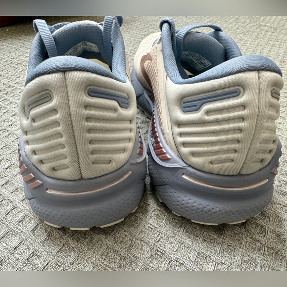 Women’s Adrenaline GTS 22 shoes. Only worn to try on. Like new. - Picture 6 of 7